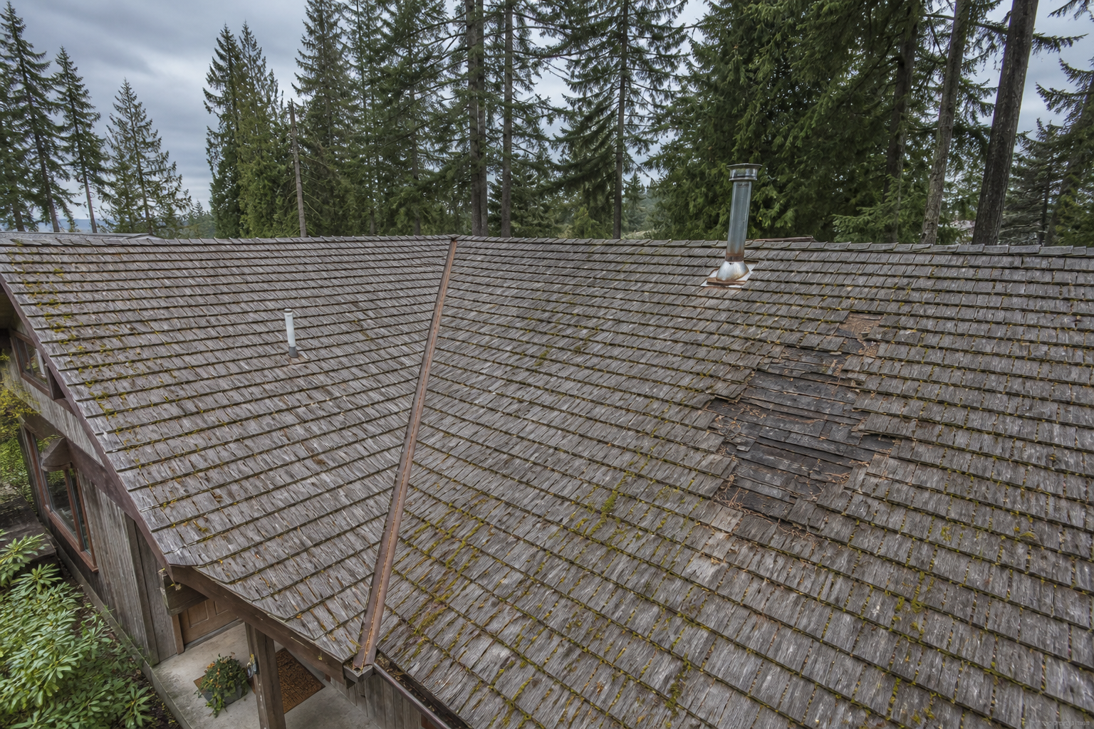 Alternate angle of the failure before work on a roofing scenario typical of North Vancouver post-and-beam homes