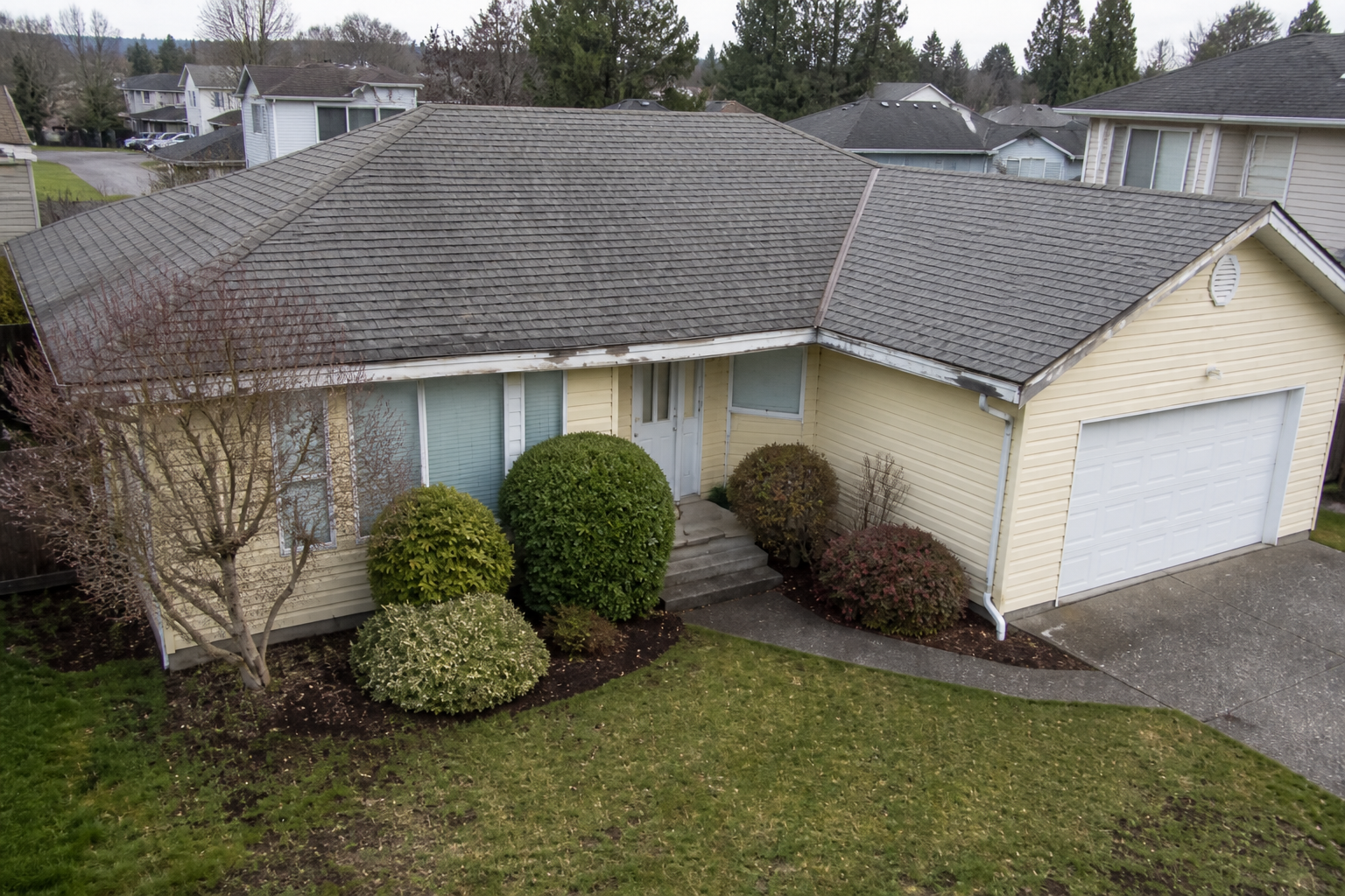 Alternate angle of the failure before work on a roofing scenario typical of Delta 1980s homes